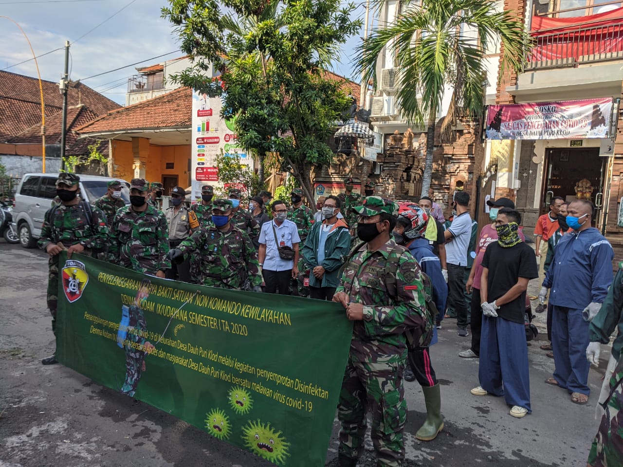 Kegiatan Penyemprotan Disinfektan Kodam Udayana bersama Desa Dauh Puri Klod