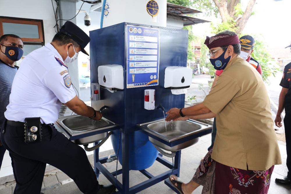Direkur Poltrada Bali Serahkan Bantuan Kelengkapan Prokes Kepada Sopir Terimal Ubung.