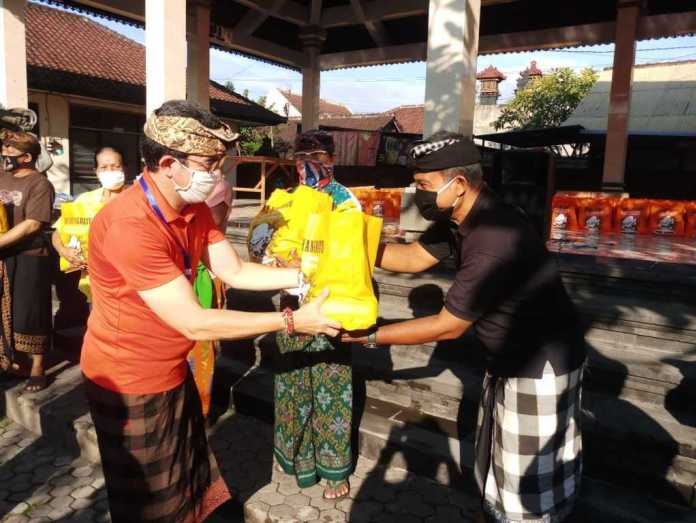 Ringankan Beban Masyarakat, Desa Adat Yangbatu Bagikan 600 Paket Sembako