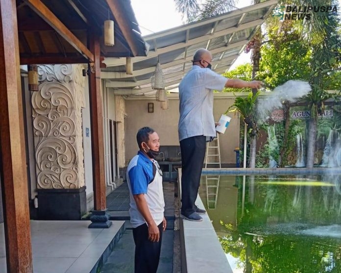 Antisipasi Kasus DBD, Perbekel Dangin Puri Kaja Tebar Abate dan Sasar Sejumlah Lokasi