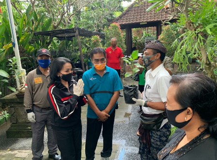 Serahkan Bibit Cabai Gratis, Selly Mantra Ajak Masyarakat Manfaatkan Lahan Pekarangan