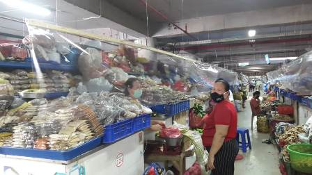 Disperindag Denpasar Minta Seluruh Pasar Rakyat Pasang Plastik Pembatas