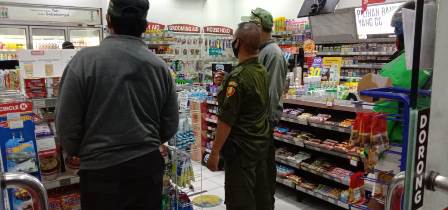 Perbekel Desa Dangin Puri Klod Serahkan Bantuan Sembako Kepada Warga Isolasi Mandiri
