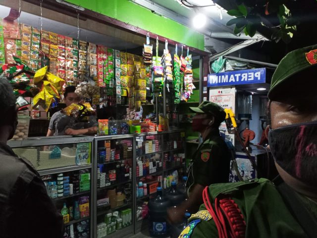 Rutin Gelar Patroli Wilayah, Desa Dangin Puri Kaja Ajak Warga Disiplin Prokes
