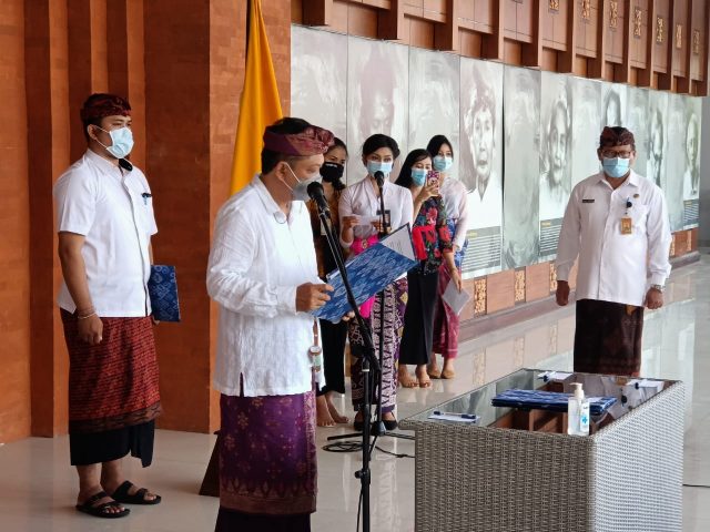 Walikota Rai Mantra Lantik Penjabat Perbekel Sidakarya secara Virtual