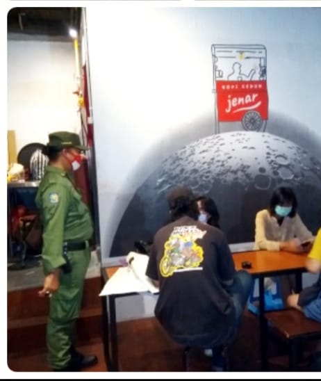 Kelurahan Dangin Puri dan Desa Dangin Puri Kauh Bersinergi Gelar Penertiban Prokes