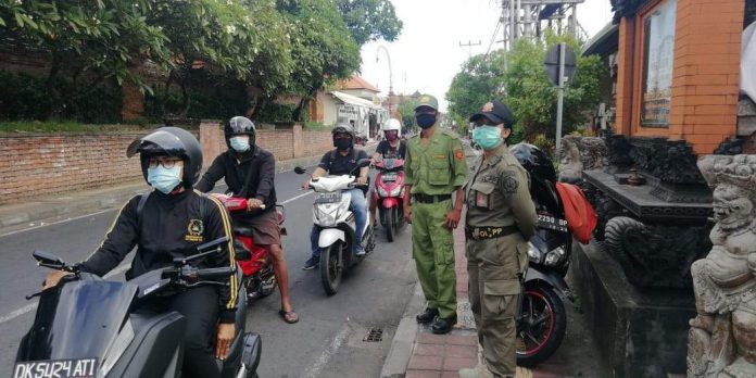 Tim Gabungan Gelar Razia Penegakan Prokes di Wilayah Desa Kesiman Petilan