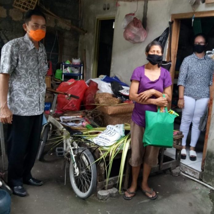 Dampak Covid-19, Dinsos Denpasar Serahkan Sembako bagi Masyarakat Kurang Mampu