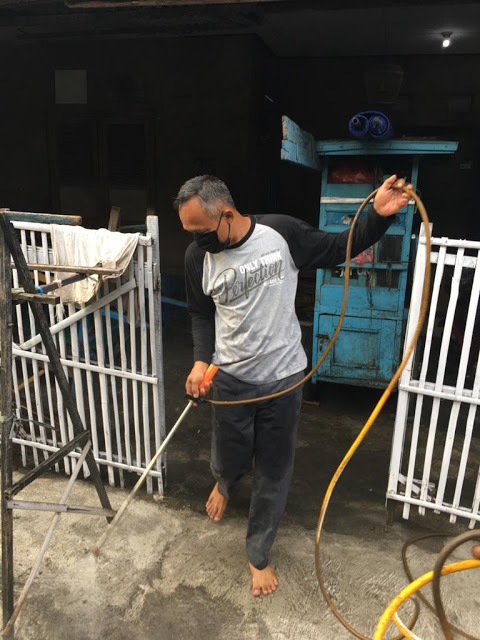 Pemkot Denpasar Bagikan Cairan Disinfektan Door to Door