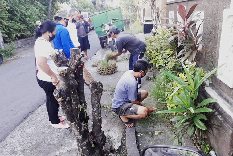 Hadapi Pandemi Covid-19, Desa Dauh Puri Kelod Rutin Laksanakan Jumat Bersih