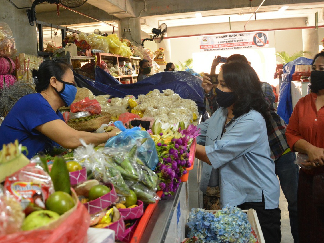Inisiasi Gerakan 10 Ribu Masker, Ketua K3S Ny Selly Mantra Bagikan Masker Ke Pedagang Pasar