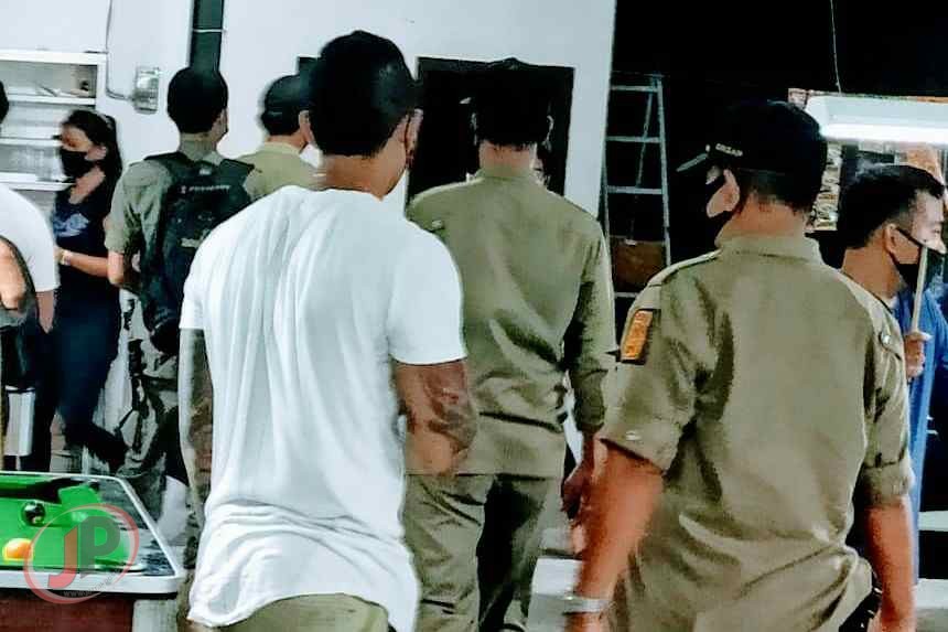 Satpol PP Tertibkan Tempat Bilyard dan Kafe