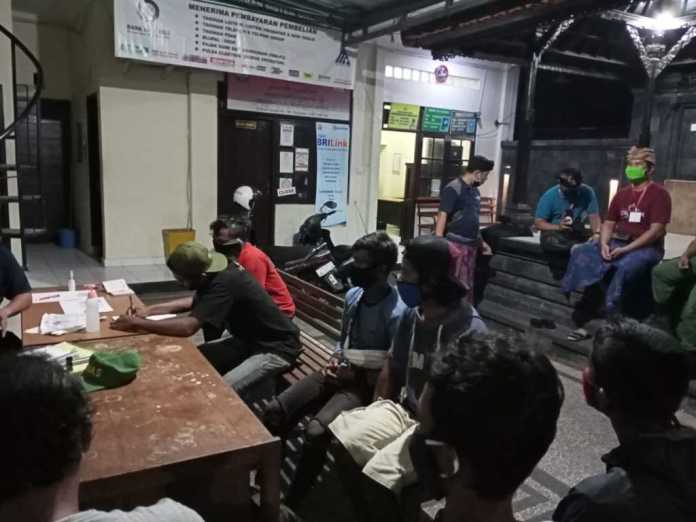 Pecalang Ciduk ABK Kapal Ikan di Sekitar Jalan Kalimutu