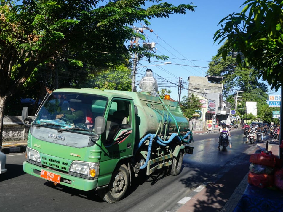 Putus Penyebaran Covid-19, Pemkot Denpasar Lakukan Penyemprotan Massal di Kelurahan Panjer