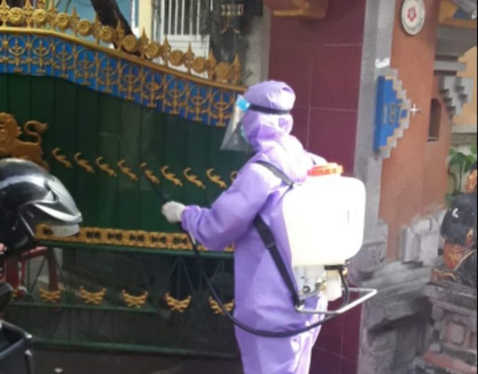 Cegah Penularan Covid-19, Kelurahan Sesetan Lakukan Penyemprotan Disinfektan Berkelanjutan