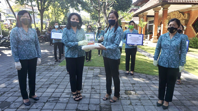 Selly Mantra Serahkan Sembako, Masker, Vitamin dan Handsanitizer Kepada Kader PKK Se-Kota Denpasar