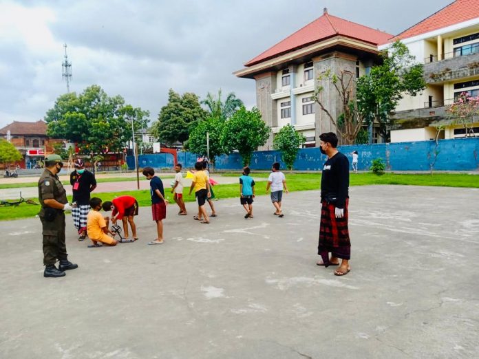 GTPP Covid-19 Kota Denpasar Sosialisasi dan Edukasi Masyarakat Desa Tegal Harum Soal Normal Baru