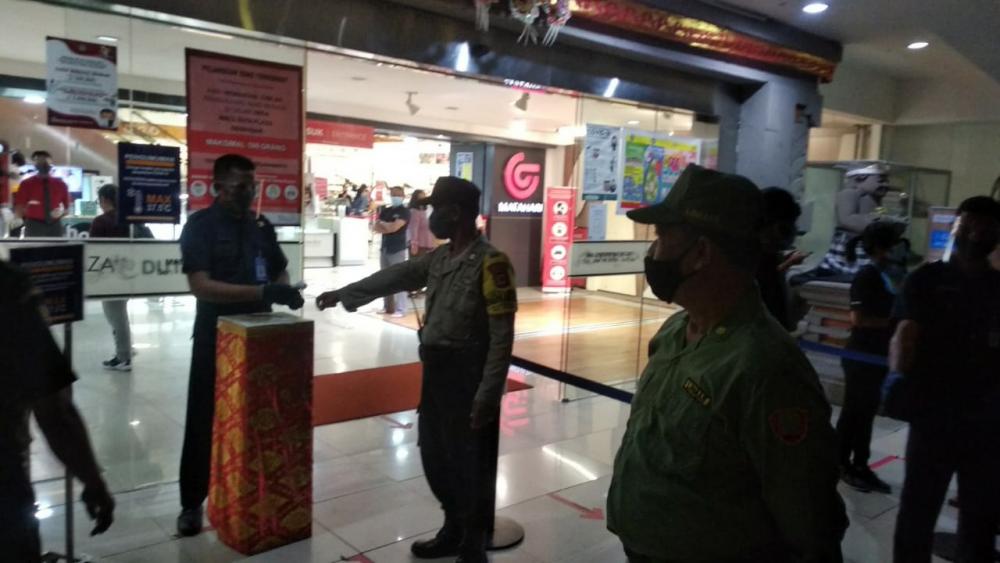 Tingkatkan Disiplin Prokes, Desa Dauh Puri Kelod Rutin Patroli Wilayah, Sosialisasi & Edukasi