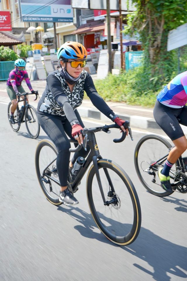 Kampanyekan Bali Aman Dikunjungi, Ny. IA Selly D. Mantra Ikuti Gowes WCC 1.000 KM for Bali Pulih