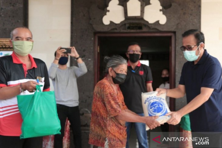 Serentak, Denpasar serahkan sembako warga terdampak COVID-19