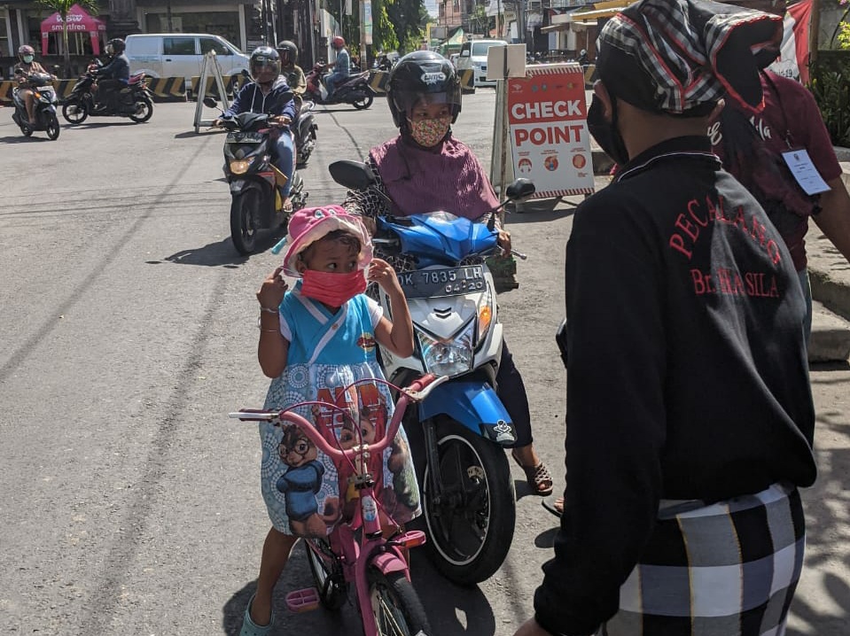 Hari Ketiga PKM Di Desa Dauh Puri Kelod, Giatkan Pemantauan Lingkungan dan Aktivitas Warga
