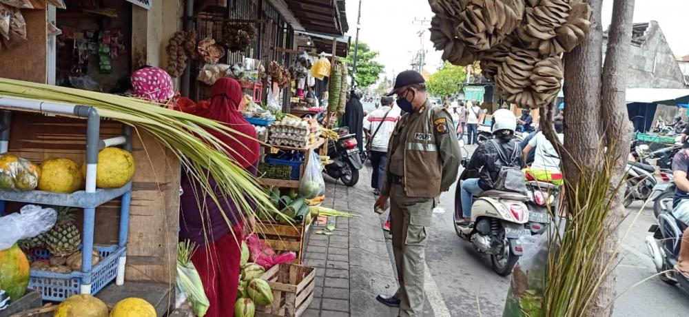 Home  Info & Peristiwa Terapkan PKM Wilayah, Kelurahan Renon Gencarkan Sosialisasi Protokol Kesehatan Berniaga