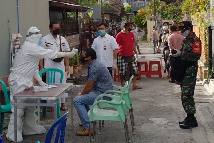 Puluhan Warga Pondok Galeria Desa Padang Sambian Kelod Dilakukan Rapid Test, Dua Orang Reaktif