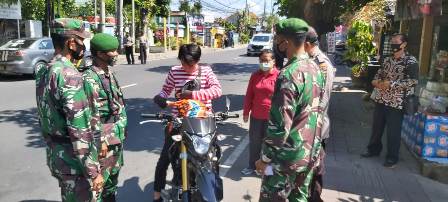 Tingkatkan Disiplin Prokes, Kelurahan Sesetan Libatkan Stakeholder Gelar Operasi Masker