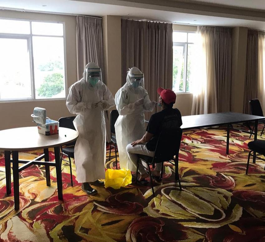 Kasus Transmisi Lokal Jadi Ancaman, Ratusan PMI Jalani "Swab Test Massal" di Rumah Singgah