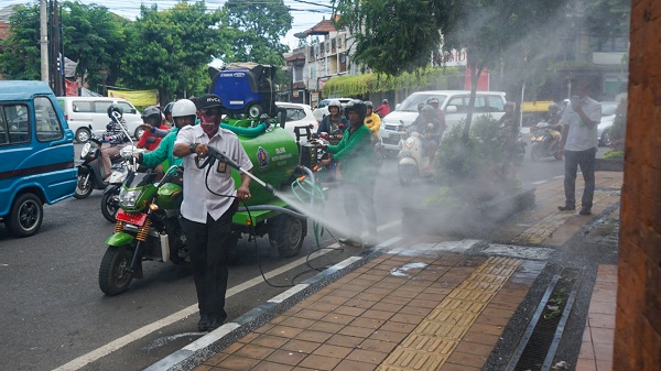Pemkot Denpasar Semprotkan Disinfektan di Ruas Jalan Protokol, Tingkatkan Kewaspadaan Antisipasi Penyebaran Virus Corona