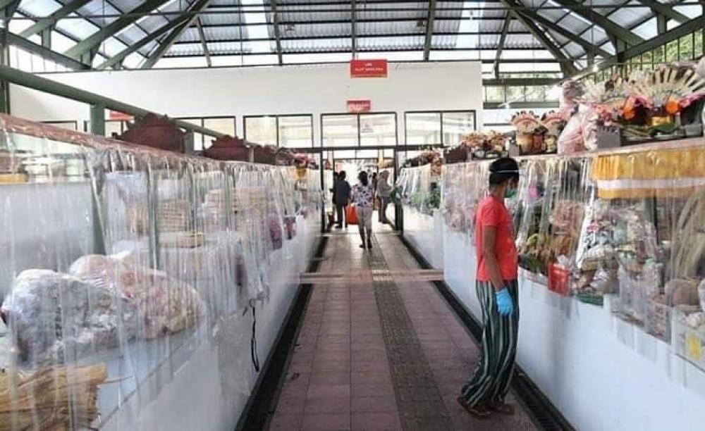 Ciptakan Rasa Aman dan Nyaman, Sejumlah Pasar Rakyat Pasang Pembatas Plastik