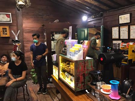 Warung dan Cafe yang Langgar Protokol Kesehatan Ditertibkan Satpol PP Denpasar