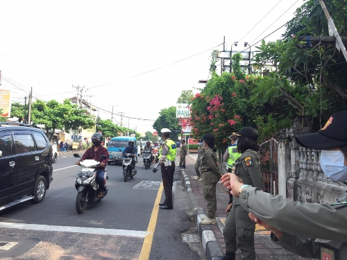 Disiplinkan Prilaku Masyarakat Tim Yustisi Denpasar Gencar Gelar Operasi Penertiban Prokes