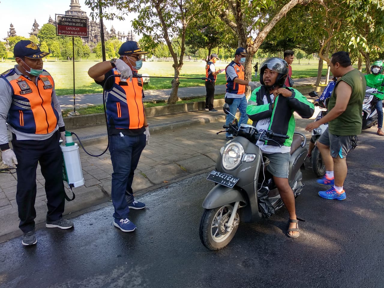 Ojek Online di Denpasar Disemprot Disinfektan