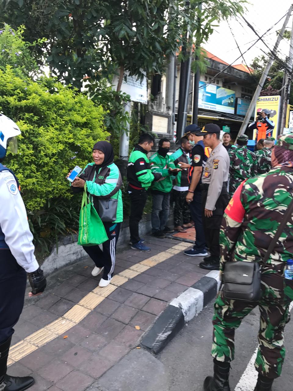 Cegah Penyebaran Covid 19, Pengemudi Ojol Diberikan Sosialisasi Hidup Sehat Oleh Pemkot Denpasar