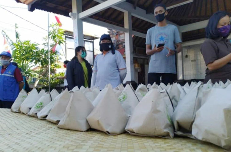 Pemkot Denpasar Bersama SOS Food Rescue Bagikan 250 Nasi Bungkus Gratis