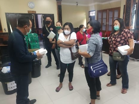 Perbekel Dangin Puri Klod Serahkan Alat dan Sarana Prokes Kepada Pihak Banjar, Sekolah dan Asrama