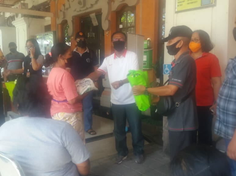 Pemkot Denpasar Distribusikan 639 Paket Sembako di Kelurahan Padangsambian