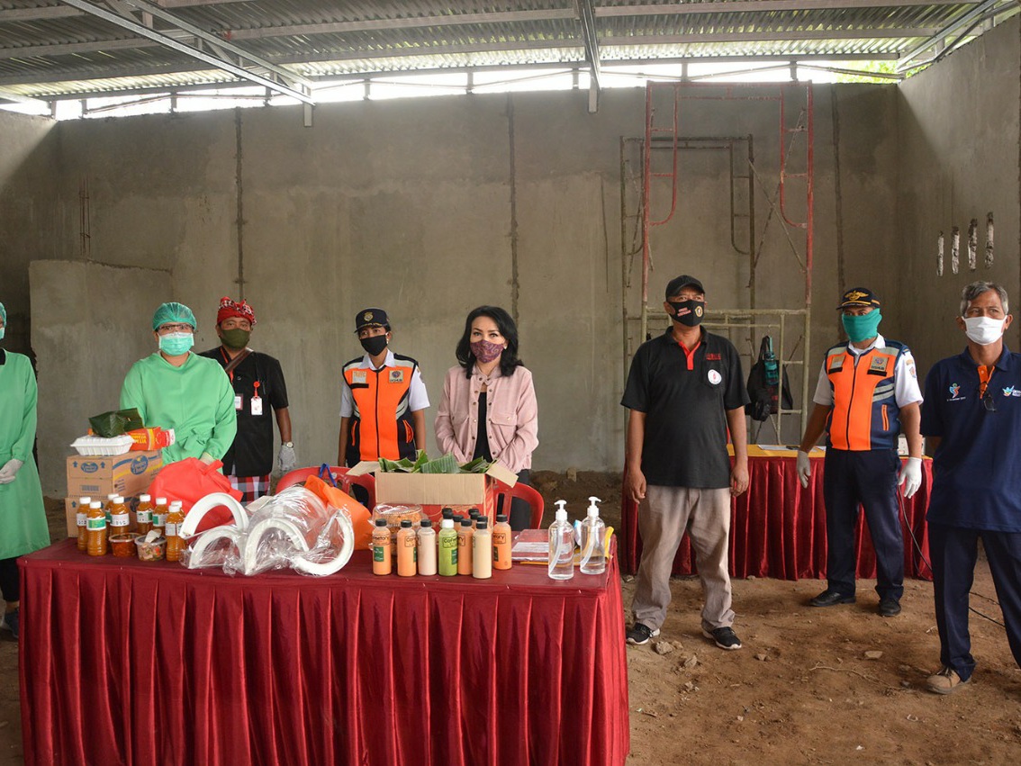 Ketua K3S Denpasar Ny. IA. Selly Mantra Beri Vitamin Kepada Petugas di Pos Pintu Masuk Denpasar