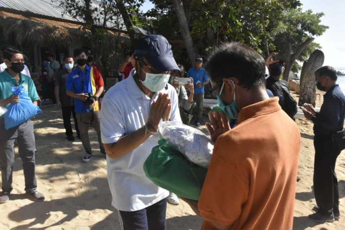 Jaya Negara Serahkan Bantuan Sembako Kepada Masyarakat Terdampak Covid-19