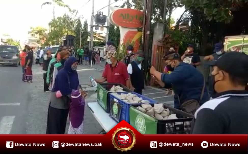 Tunjukkan Kepedulian Kepada Sesama, Desa Pemecutan Kelod Bagi Nasi Gratis