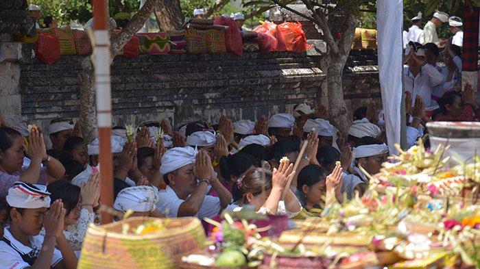 Pujawali di Pura Sakenan Terapkan Protokol Kesehatan Dengan Ketat