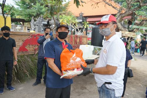 Ratusan Nelayan Ikan dan Nelayan Pariwisata Terima Paket Sembako dari PDAM Denpasar