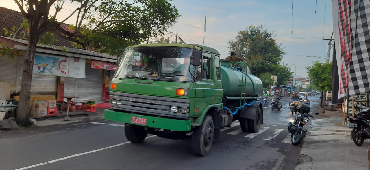 Sebelum Pelaksanaan Catur Brata Penyepian Fasilitas Publik dan Jalanan di Denpasar Disemprot Disinfektan Massal