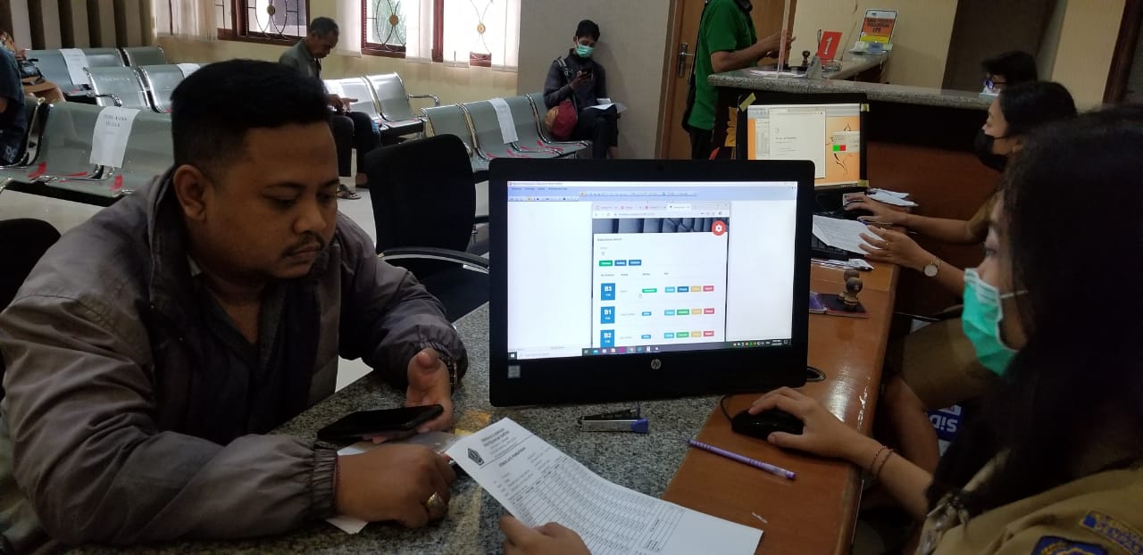 Kota Denpasar terapkan sistem/aplikasi meminimalkan keramaian di faskes dan layanan publik.