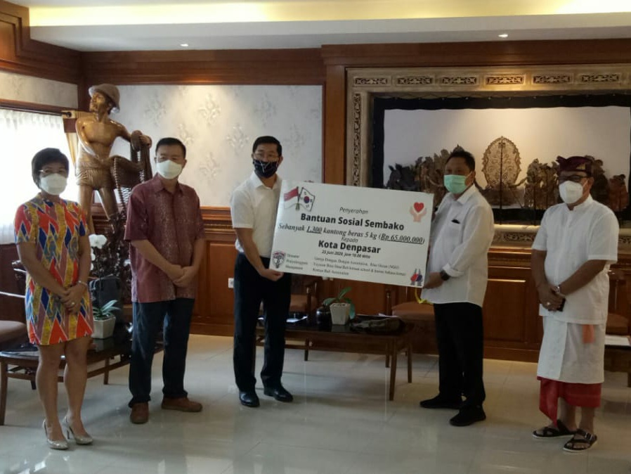 Walikota Rai Mantra Terima 1.300 Kantong Beras Bantuan Asosiasi Korea Bali