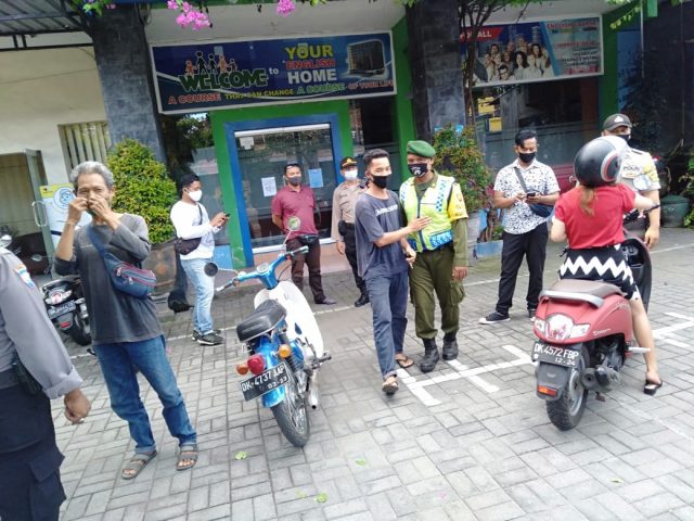 Delapan Terjaring, Tim Gabungan Gelar Razia Penegakan Prokes di Desa Sumerta Kelod