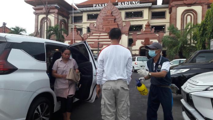 Pengunjung Pasar Badung Disemprot Disinfektan