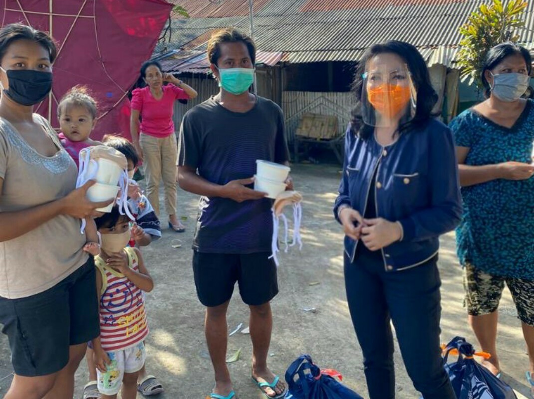 Selly Mantra Serahkan Bantuan Sembako  Sasar Masyarakat Terdampak Covid-19