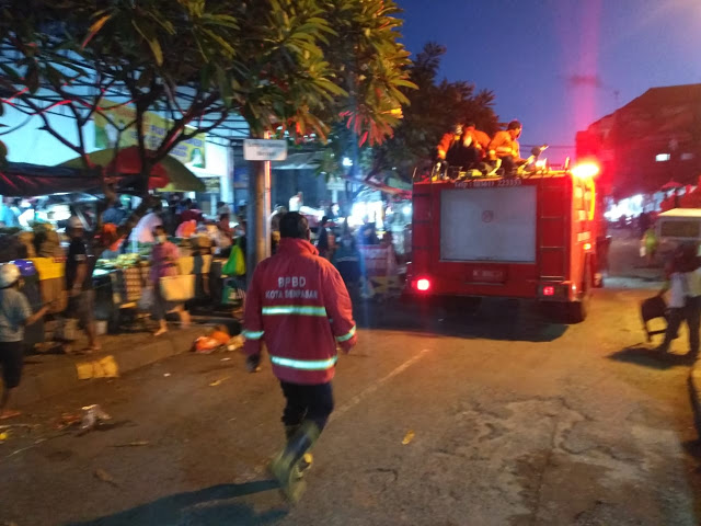 Cegah Penyebaran Covid-19 Satpol PP Denpasar Bersama PMI Lakukan Penertiban, Sosialisasi dan Penyemprotan Disinfektan Di Pasar Rakyat